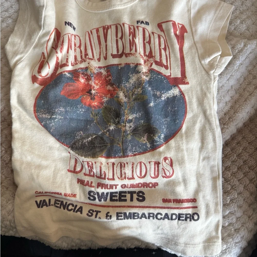 Urban outfitters Strawberry Graphic tee - Picture 3 of 5